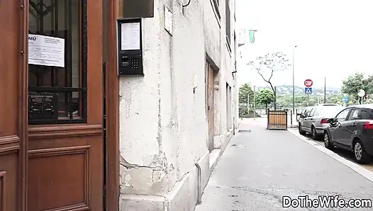 Куколд лижет киску, пока его жена Лина Ариан принимает это в задницу