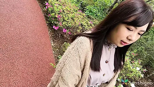 Японская студентка Nozomi Minami встречает нас, чтобы поиграть, обнаженная