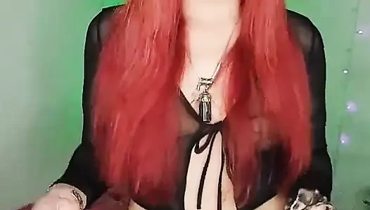 üvey anne erkeğiyle seks yapmak için ne giyeceğin soruyor!!!