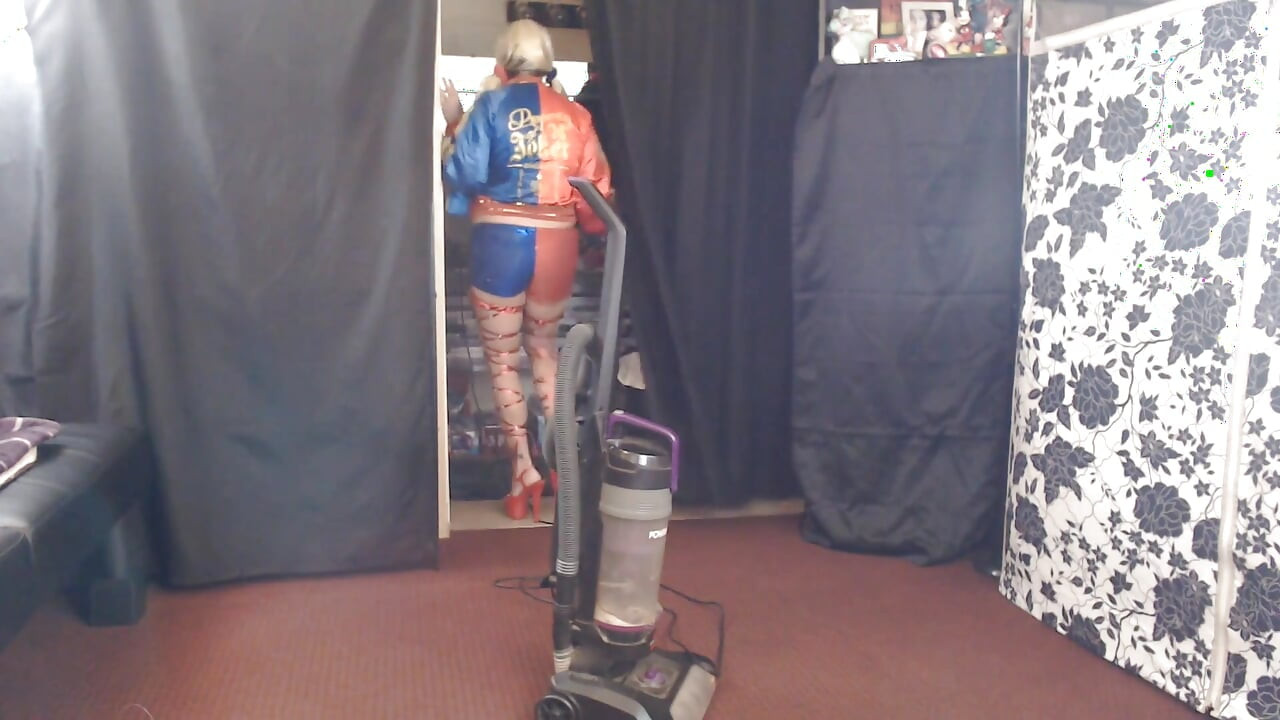 Harley Quinn dziwka odkurzanie