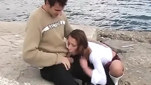 Двух немецких тинок трахнули в тройничке