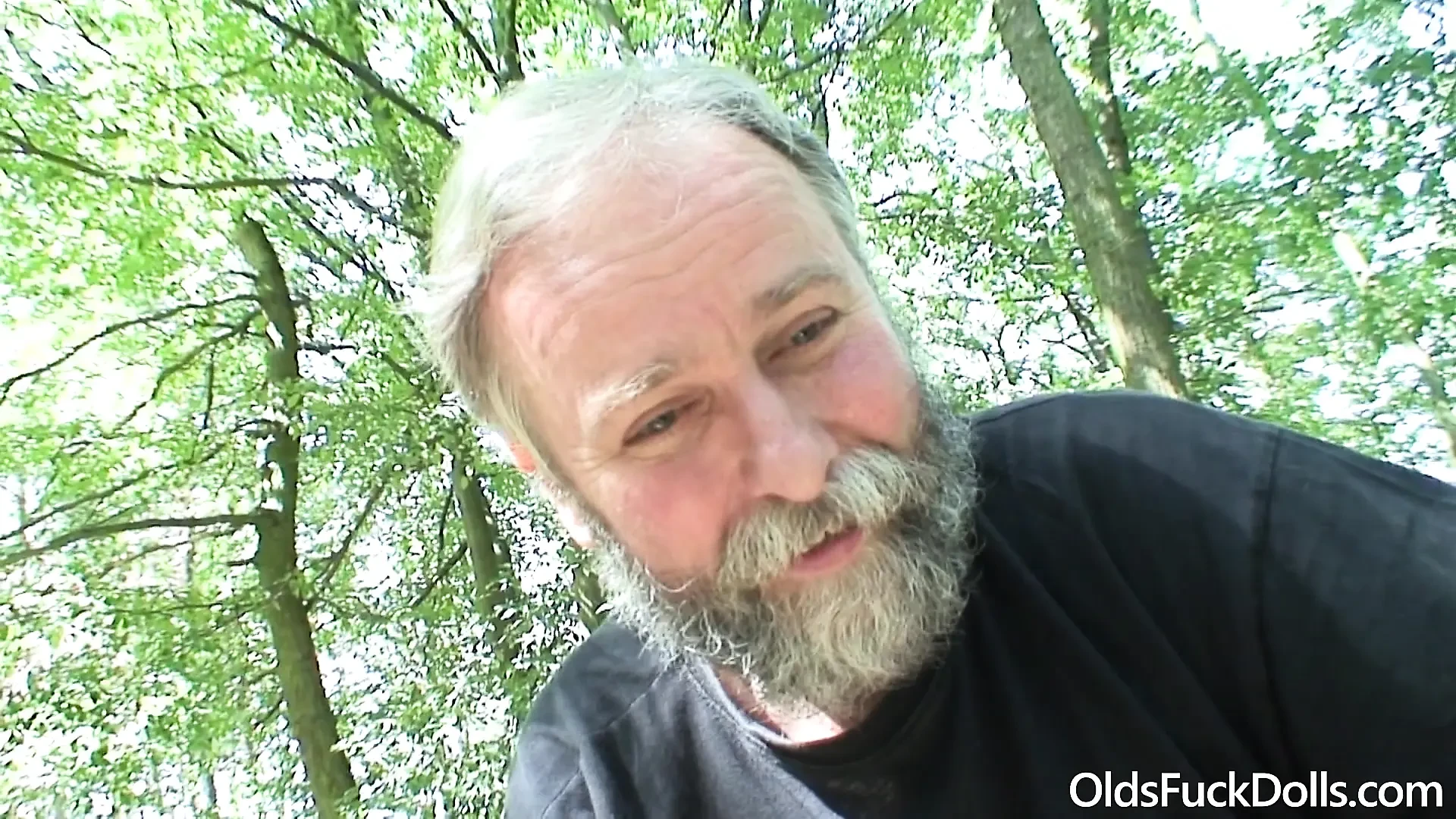 Vieilles poupées à baiser - Misha Dull, salope excitée, se fait baiser par un vieux pervers dans la nature