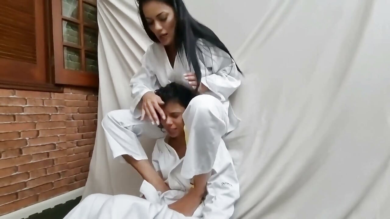 Karate Fight Girls - Κορυφαία Κορίτσια Καράτε σε Δράση Κυριαρχίας