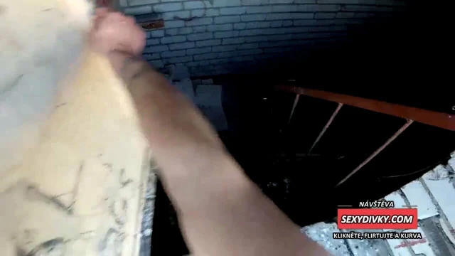 ROZTOMILA DIVKA CUM V MYCH KALHOTKACH - VENKOVNI POV