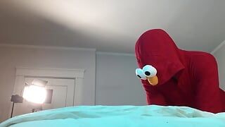 Elmo трахает транс в поясе целомудрия
