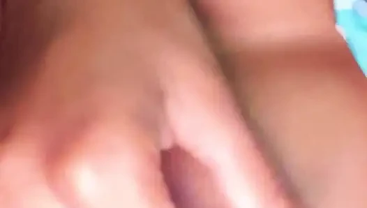 Сцена с красивой девушкой дези в спальне