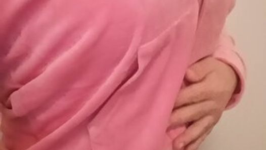 Transeksual dalam merah jambu melancap selepas gim.