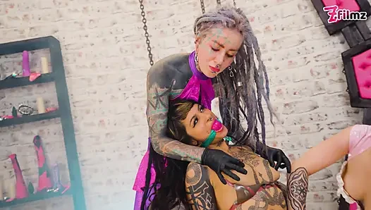 Tükürük ve dildolarla çift kadın egemenliği lateks eylemi