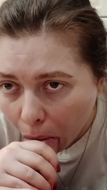 Momento emozionante di "Ho succhiato il cazzo dei miei vicini in cucina"