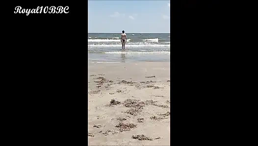 Muschi am strand aufheben