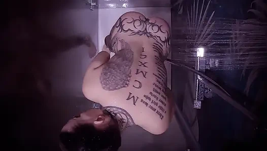 Der klempner installierte eine kamera unter der dusche