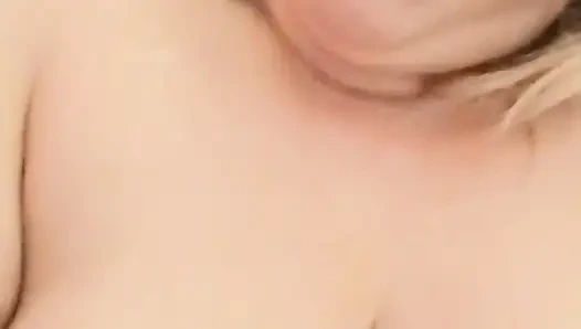 Ibu rumah tangga dewasa kitty dari Inggris menunjukkan payudaranya yang besar dan bermain dengan dildo. Ibu rumah tangga semok rambut pirang asli
