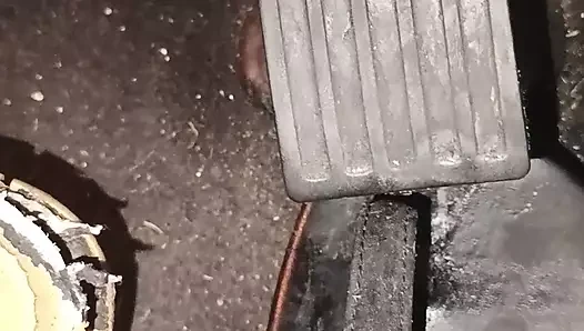 Merasai sandal saya mahu tekan lagi