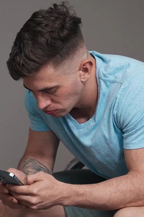 Purush-aapki gendon ko khali karne ki prtiksha kar rahe hain - Trevor Brooks, Cameron Neuton