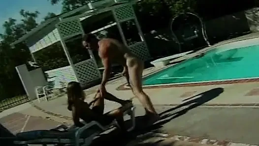 Cewek rambut cokelat yang luar biasa menunggangi kontol di tepi kolam renang