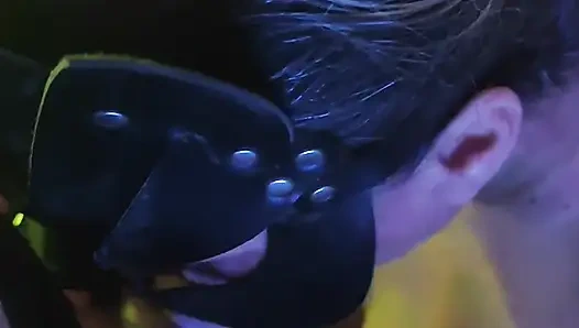 Cewek dominan ini lagi asik ngocok dan nyepong kontol, dia crot di toket majikannya! Tembakan air mani di payudara besar!