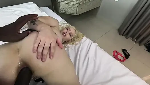 Танцует для черной лизательницы с большим хуем