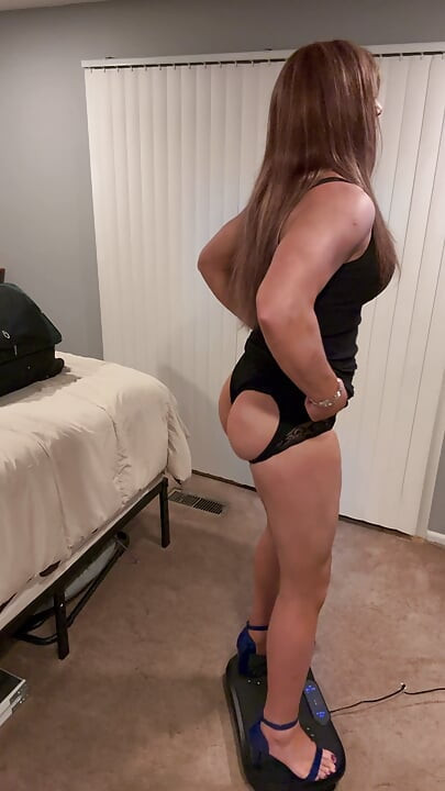 Phat ass CD twerking on a shake plate