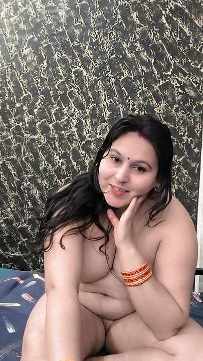 Desi pooja bhabhi gulabi choot men oongli karti hai