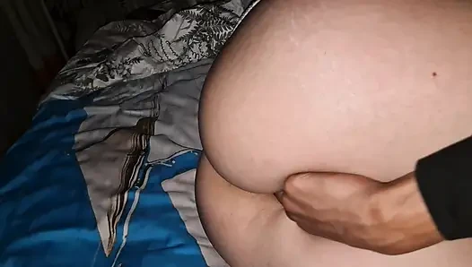 Meine stiefmutter hat vergessen, die tür zu ihrem zimmer zu schließen, sie erwischt mich beim masturbieren neben ihr und ich bin von ihrer reaktion überrascht