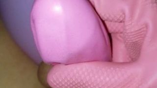 Fetiche de borracha rosa e balão com pênis pequeno