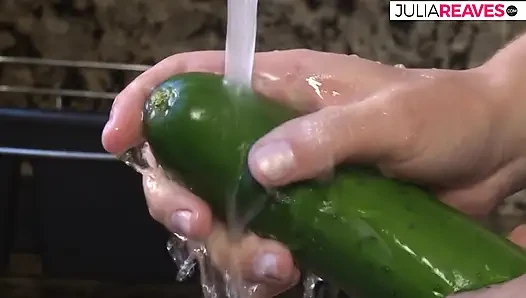 Brenda мастурбирует на кухне огромными игрушками и продуктами, в том числе ее задницей