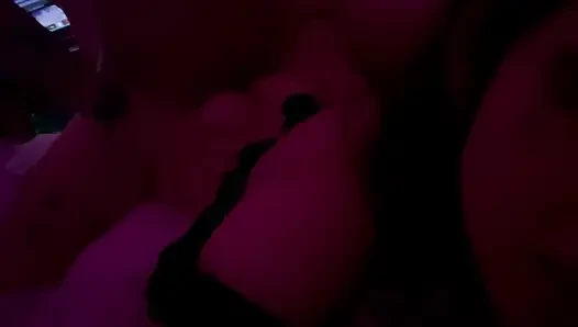 Интимный момент настоящей пары под красным светом