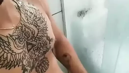 Gostoso tatuado batendo uma punheta