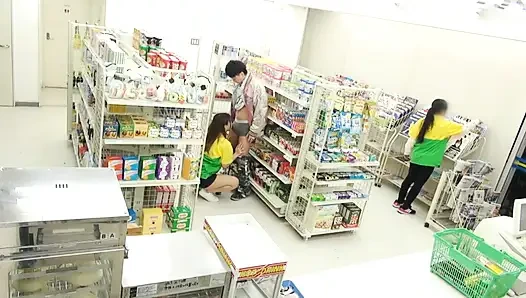 Kontak Mata Terlalu Banyak di Toko Serba ada ini