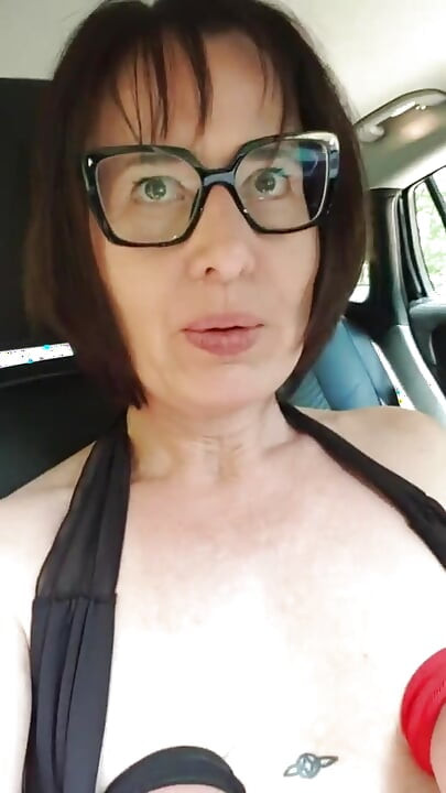 Correr desnudo al borde de la carretera con Squirt