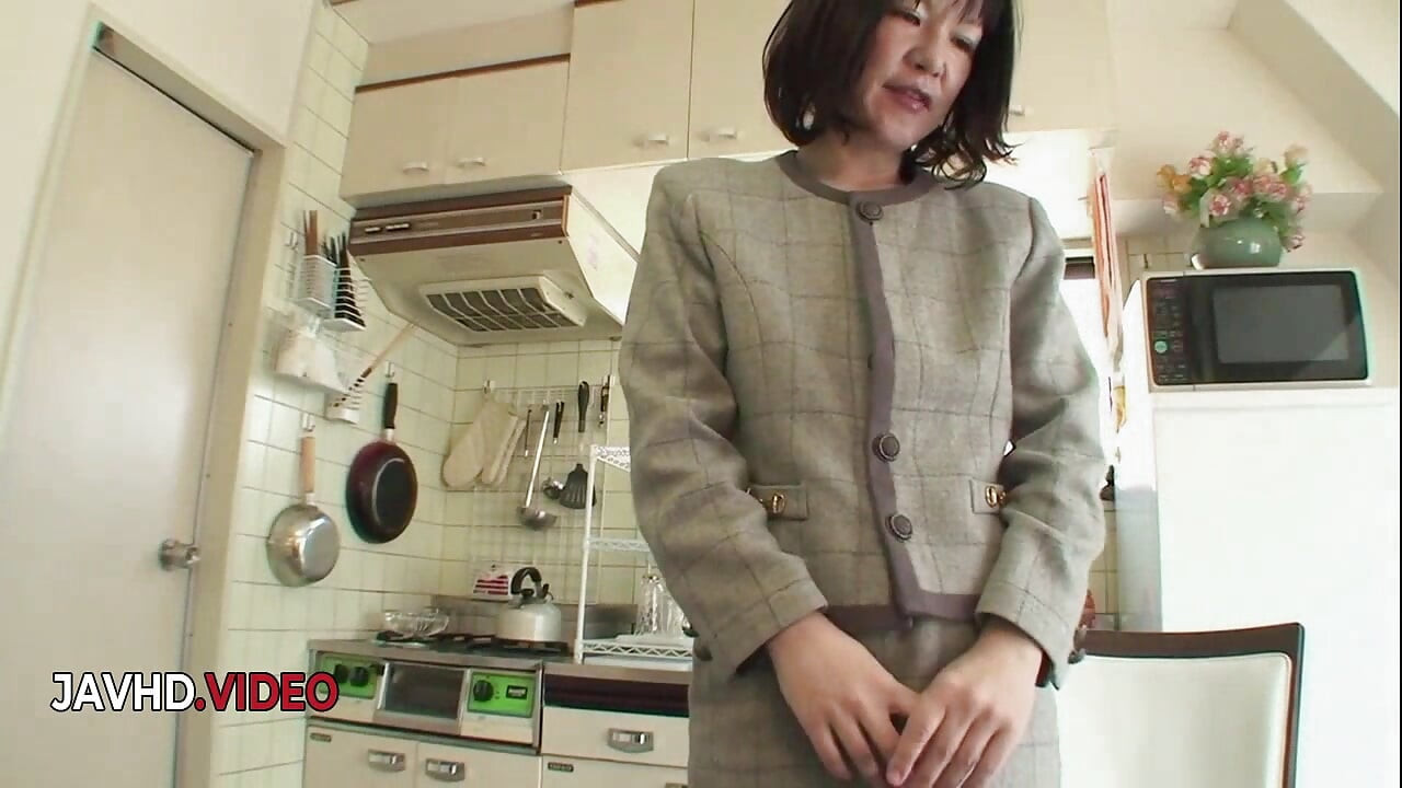 Mature Kiyoe Majima Pleasures Her Hairy Pussy with a Vibrator