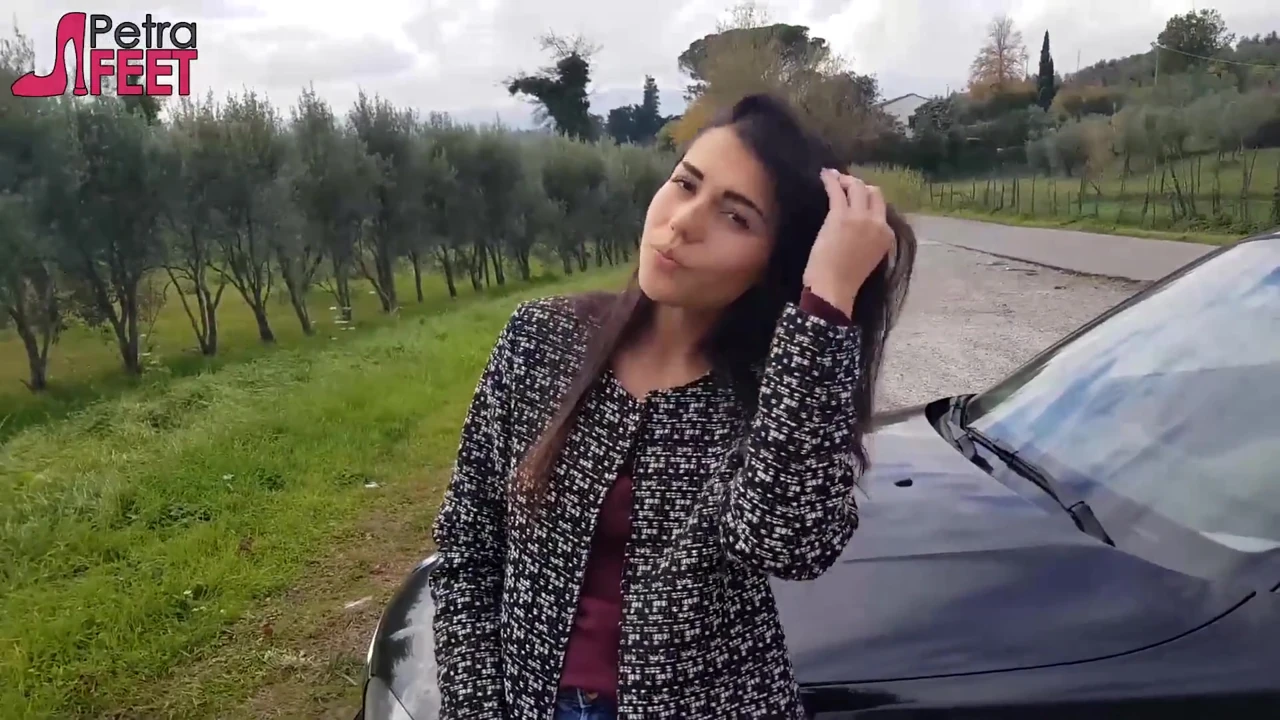 Seksi esmer kadın açık havada sigara içiyor