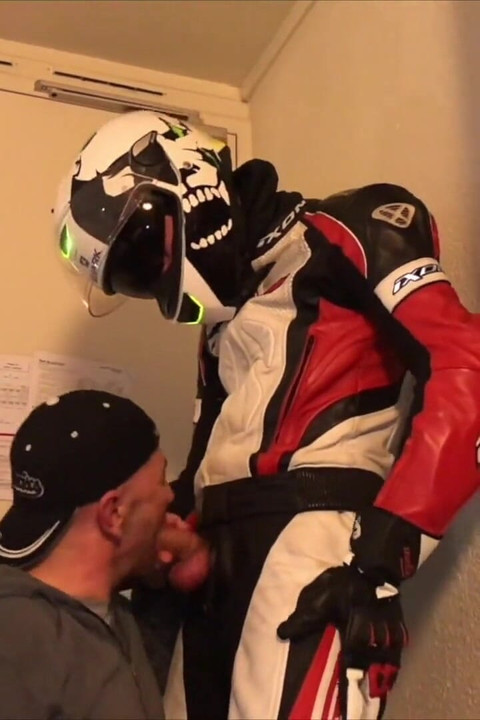 2435 ตรงที่โรงแรม B มอเตอร์บิกเกอร์ในชุดหนัง