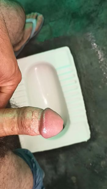 Homem indiano de meia-idade massageia seus pênis com óleo e gel