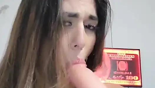 Sürtük sekreter işten eve geldiğinde orgazm olmak için mastürbasyon yapıyor
