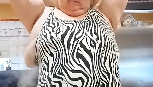 Akşam yemeği için domuz pirsingi pişiriyorum ve pişirirken teşhir ediyorum