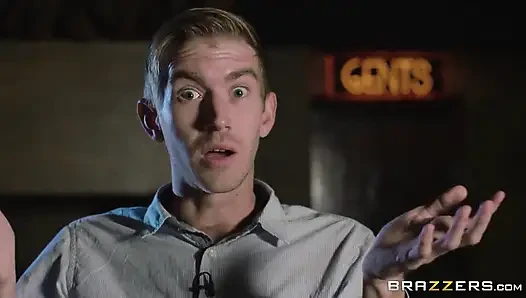 Brazzers - Danny film çekmeye çalışıyor ama sonunda en iyi yaptığı şeyi yapıyor, Viola Bailey'i sikiyor