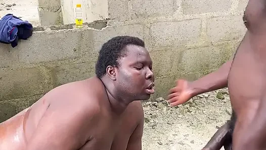 Uzun yaraklarla iki Afrika tepesiyle açık havada grup seks