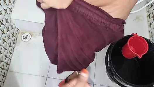Desi ehefrau dusche im badezimmer.