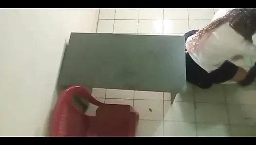Pantat bahenol murid nakal ini dientot habis-habisan sama guru les matematikanya di tengah kelas