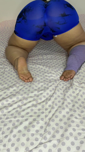 "Büyük götlü üvey anne yatakta taytla oynarken" ağzı açık bırakma anı