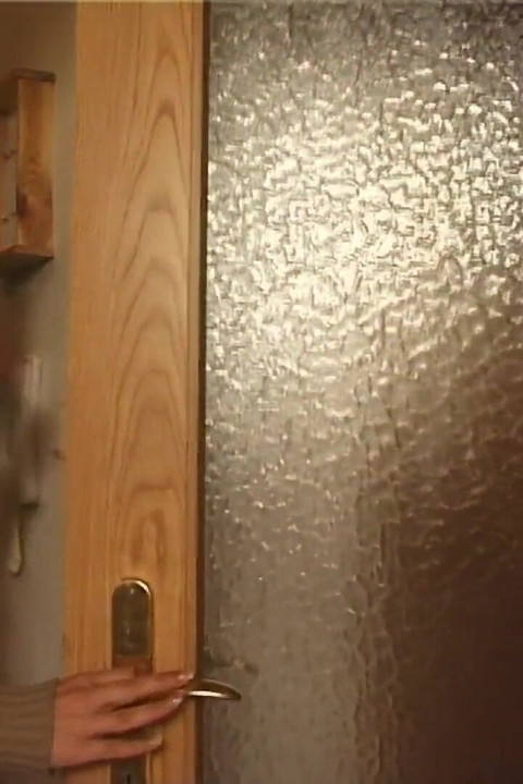 Blondes teen zeigt ihren runden und sexy körper