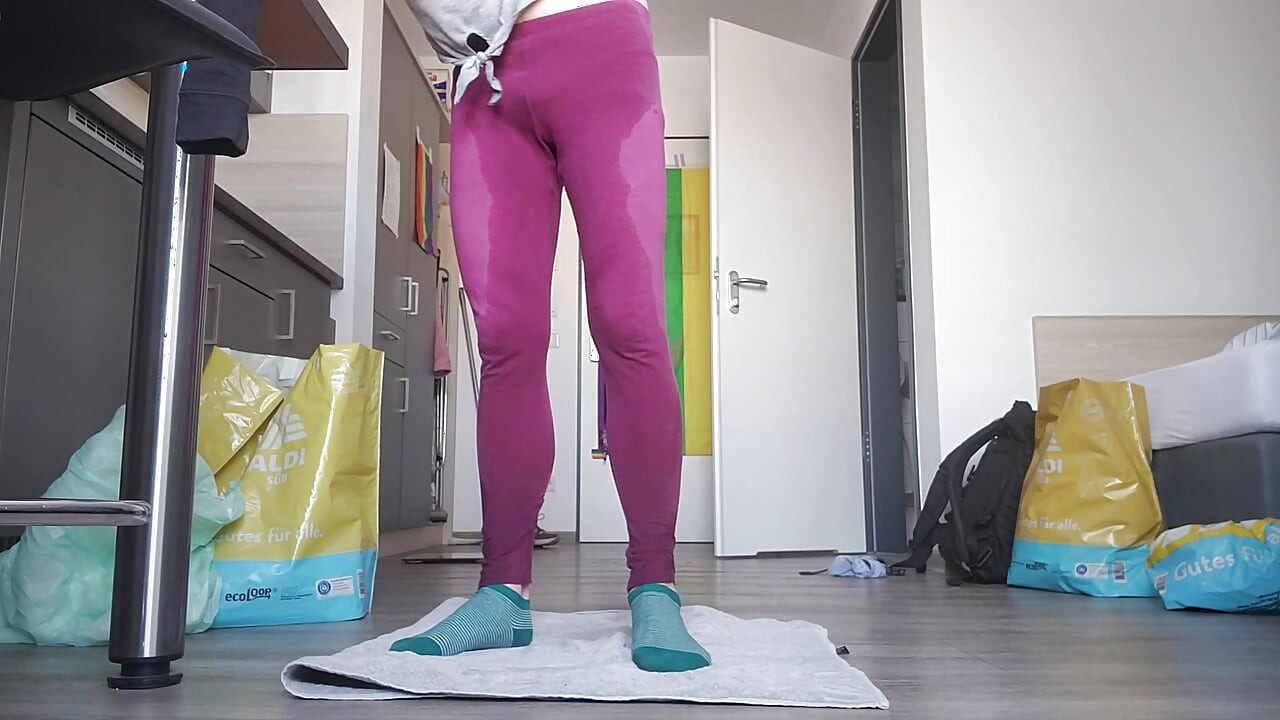 2.เวลาเปียกในกางเกงเลกกิ้งเดียวกัน