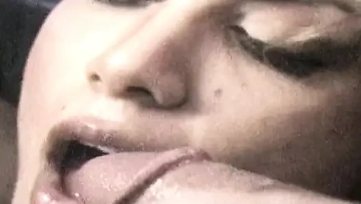 Brünette brünette milf in dessous lutscht schwanz und nimmt es tief rein