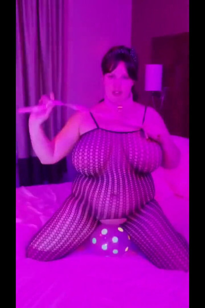 Nana Bee bermain footsies