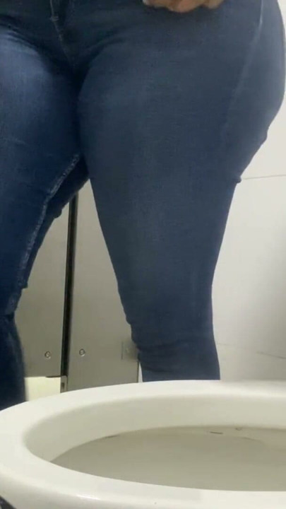 Sexet pige bliver fanget på offentligt toilet i indkøbscenter | Klip 2