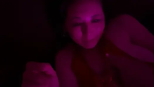 Помогаю замужней женщине мастурбировать с использованием дилдо