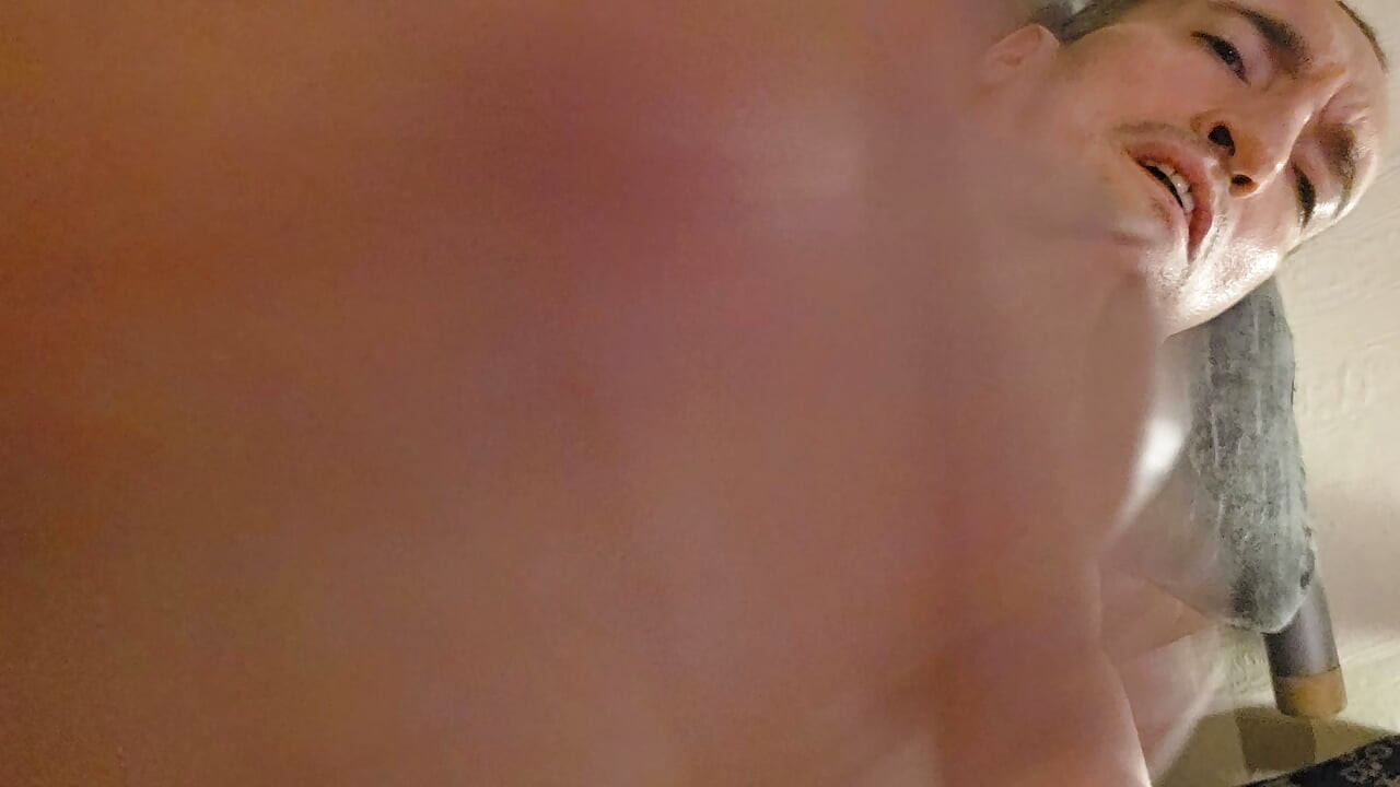 Igraj se mojim kurcem ponovo dok ne svršim i novi crni dildo neverovatno