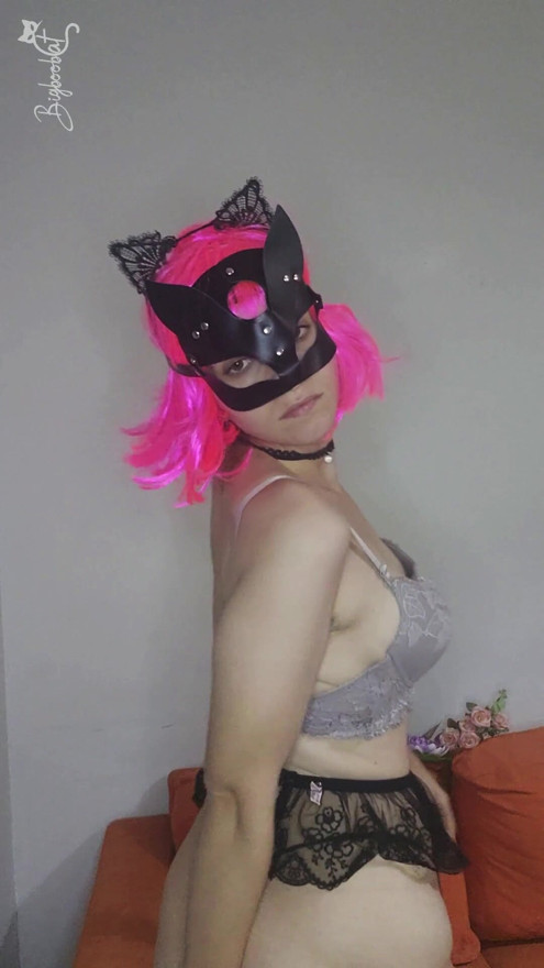 Hoor me kreunen terwijl ik masturbeer met mijn kattenmasker en tieten