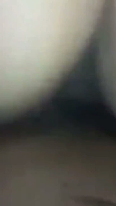 Büyük siyah yarağının üstüne oturuyor ve büyük götümü zıplıyor